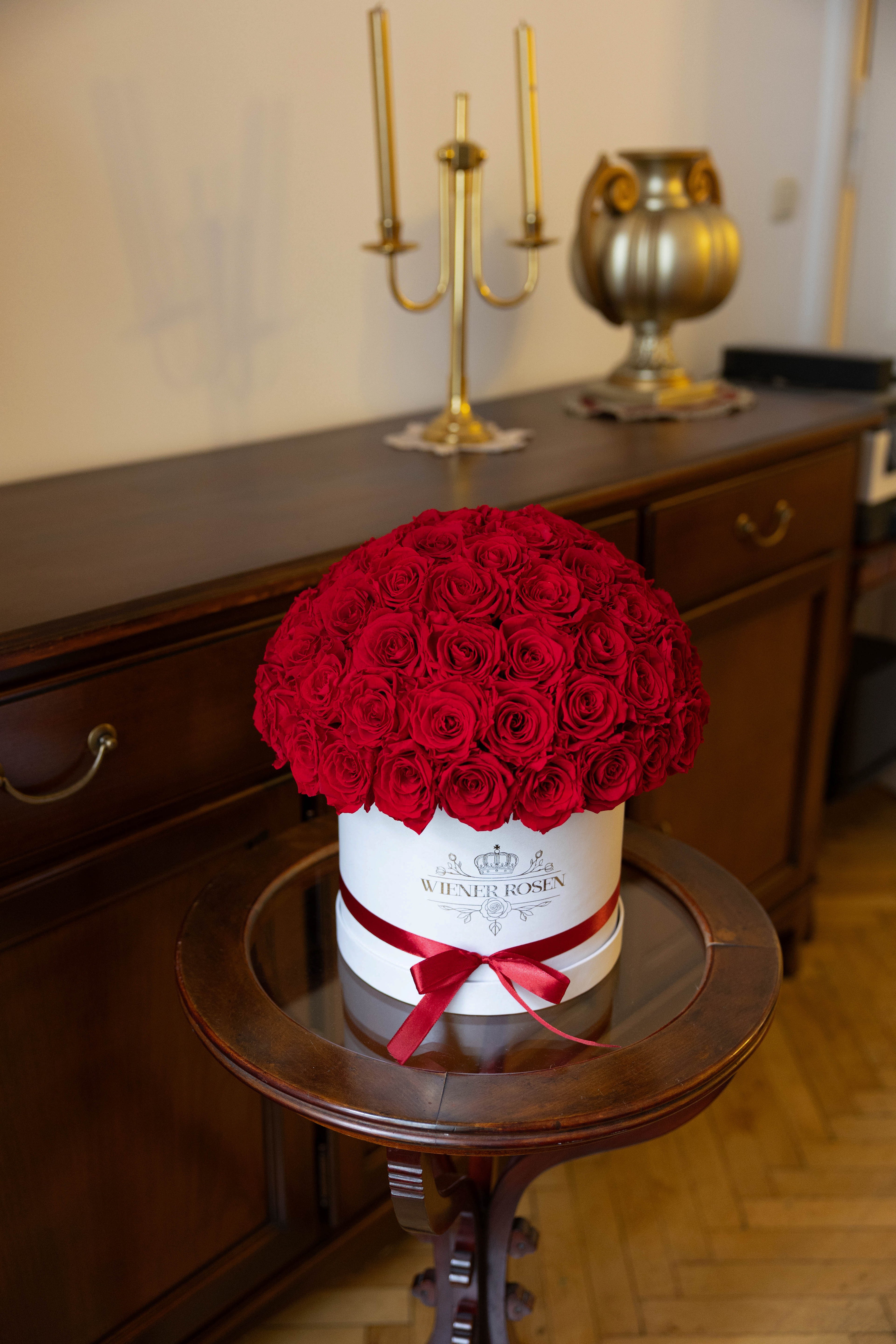 Weiße Kuppel-Box Rote